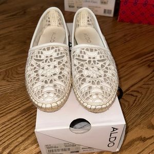 Aldo Molinis white lace flat shoes, size 6.